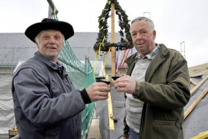 Norbert Baumert (li), Zimmerer aus Altenberg und Harald Bernhardt, Bauleiter aus Reichstädt, stoßen zum Richtfest des Umbaus der Obstscheune in Krietzschwitz an. - Foto: Frank Baldauf norbert baumert (li), zimmerer aus altenberg und harald bernhardt, bauleiter aus reichstädt, stoßen zum richtfest des umbaus der obstscheune in krietzschwitz an. - foto: frank baldauf